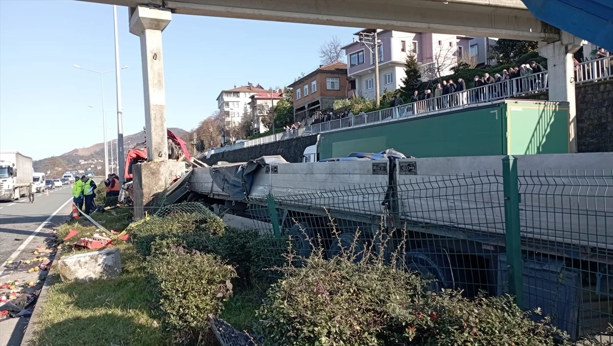 Trabzon\'da sebze yüklü tırın çarptığı kazada sürücü hayatını kaybetti