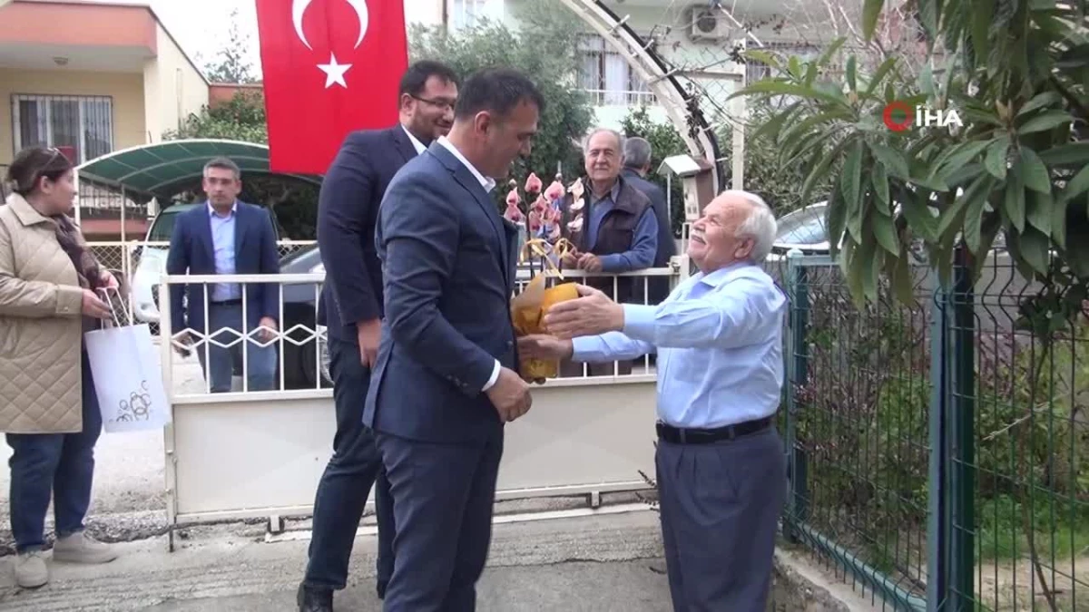 Türkiye\'nin ilk astronotu Alper Gezeravcı\'nın ailesine Türk Bayrağı hediye edildi