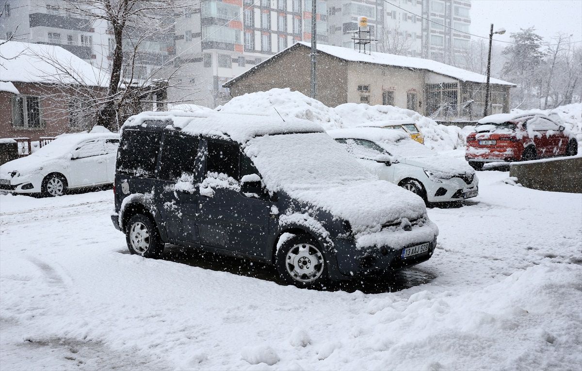 Van, Muş ve Bitlis\'te Kar Yağışı Nedeniyle Yollar Kapandı