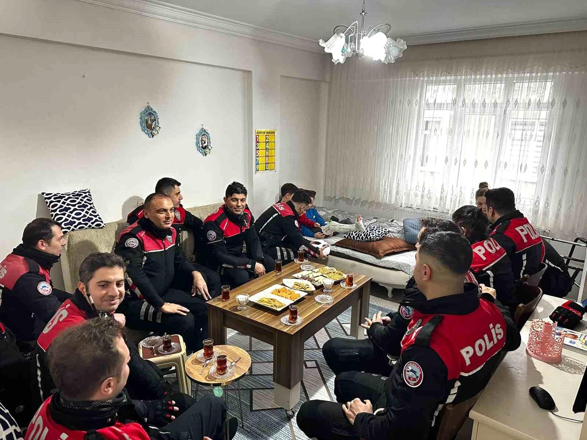 Samsun\'da Yunus Polisleri, Ayağı Kırılan Çocuğu Evde Ziyaret Etti