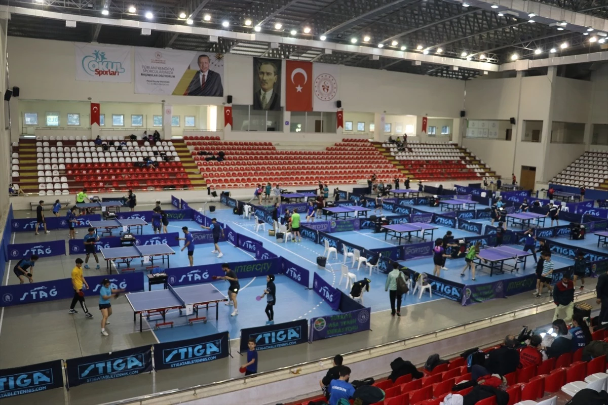 100. Yıl Gençler Masa Tenisi Takım ve Ferdi Türkiye Şampiyonası Amasya\'da Devam Ediyor