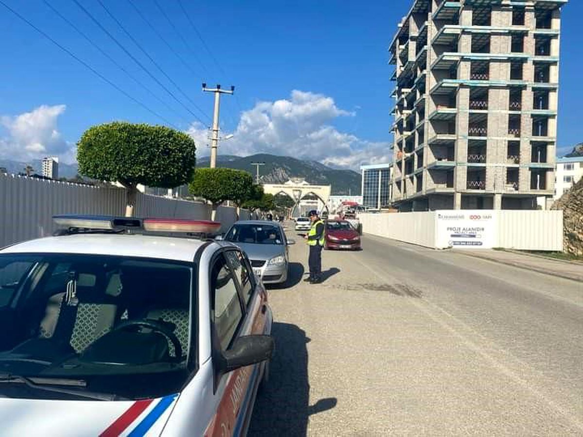 Alanya\'da yapılan trafik uygulamasında 526 araç ve sürücüsüne 1.5 milyon TL ceza kesildi