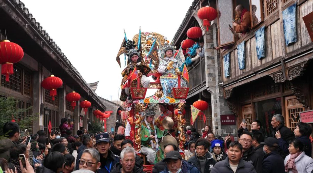 Çin\'de Qiantong Fener Festivali Geçit Töreni düzenlendi