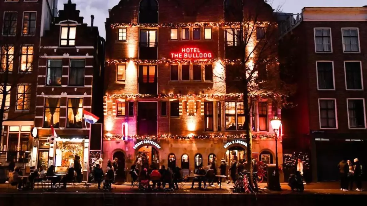 Amsterdam\'da Red Light District\'teki Genelevlerin Kapanış Saati Kararı Geri Çekildi