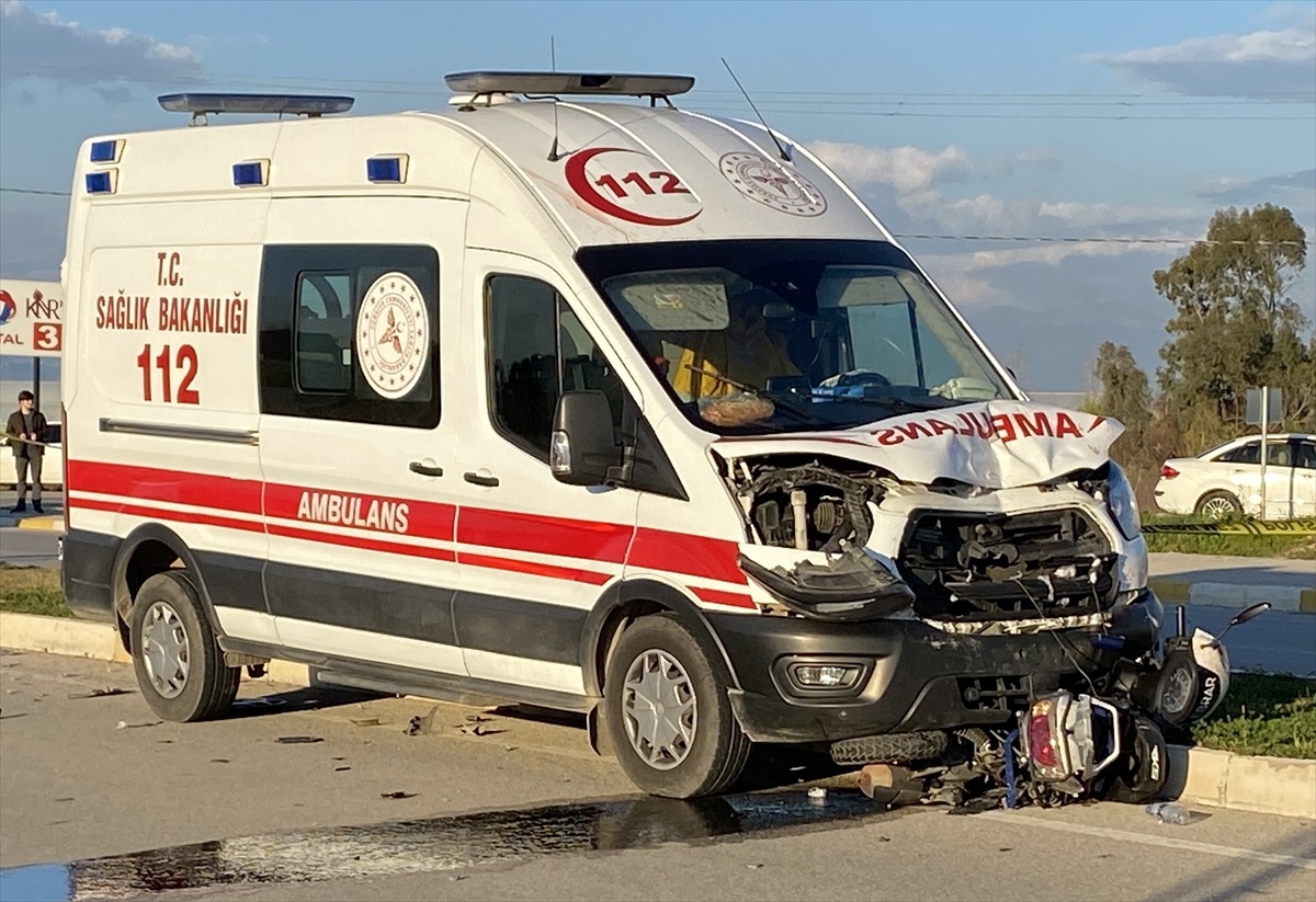 Antalya\'da Ambulans ile Motosiklet Çarpıştı: 1 Ölü