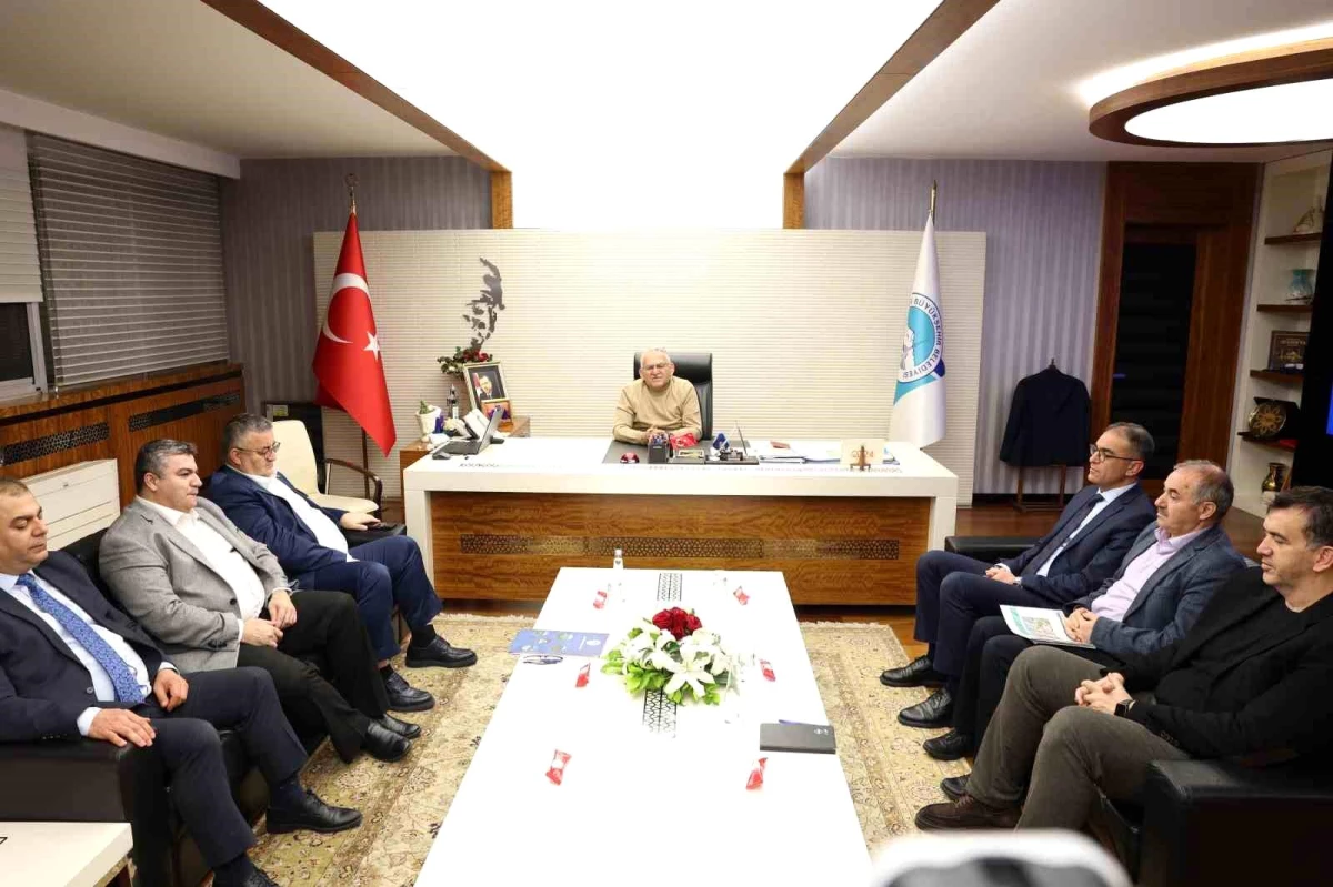 Kayseri Büyükşehir Belediye Başkanı Dr. Memduh Büyükkılıç, Gece Mesaisine Devam Ediyor