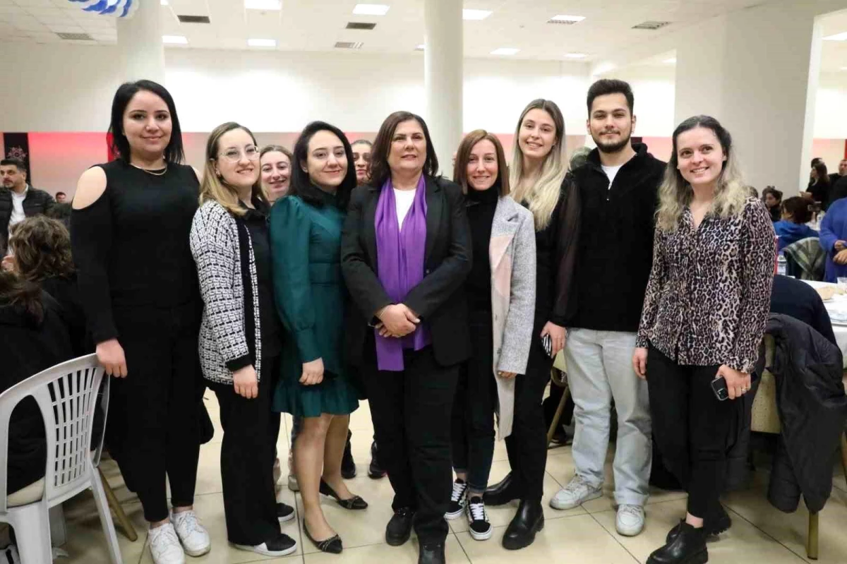 Aydın Büyükşehir Belediye Başkanı Özlem Çerçioğlu, KPSS kurslarına katılan gençlerle buluştu