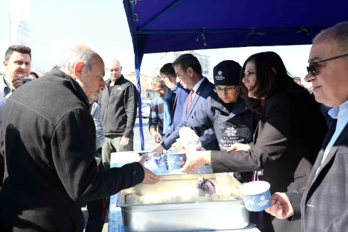 Aydın Büyükşehir Belediyesi Berat Kandili\'nde Tavuklu Pilav Dağıttı