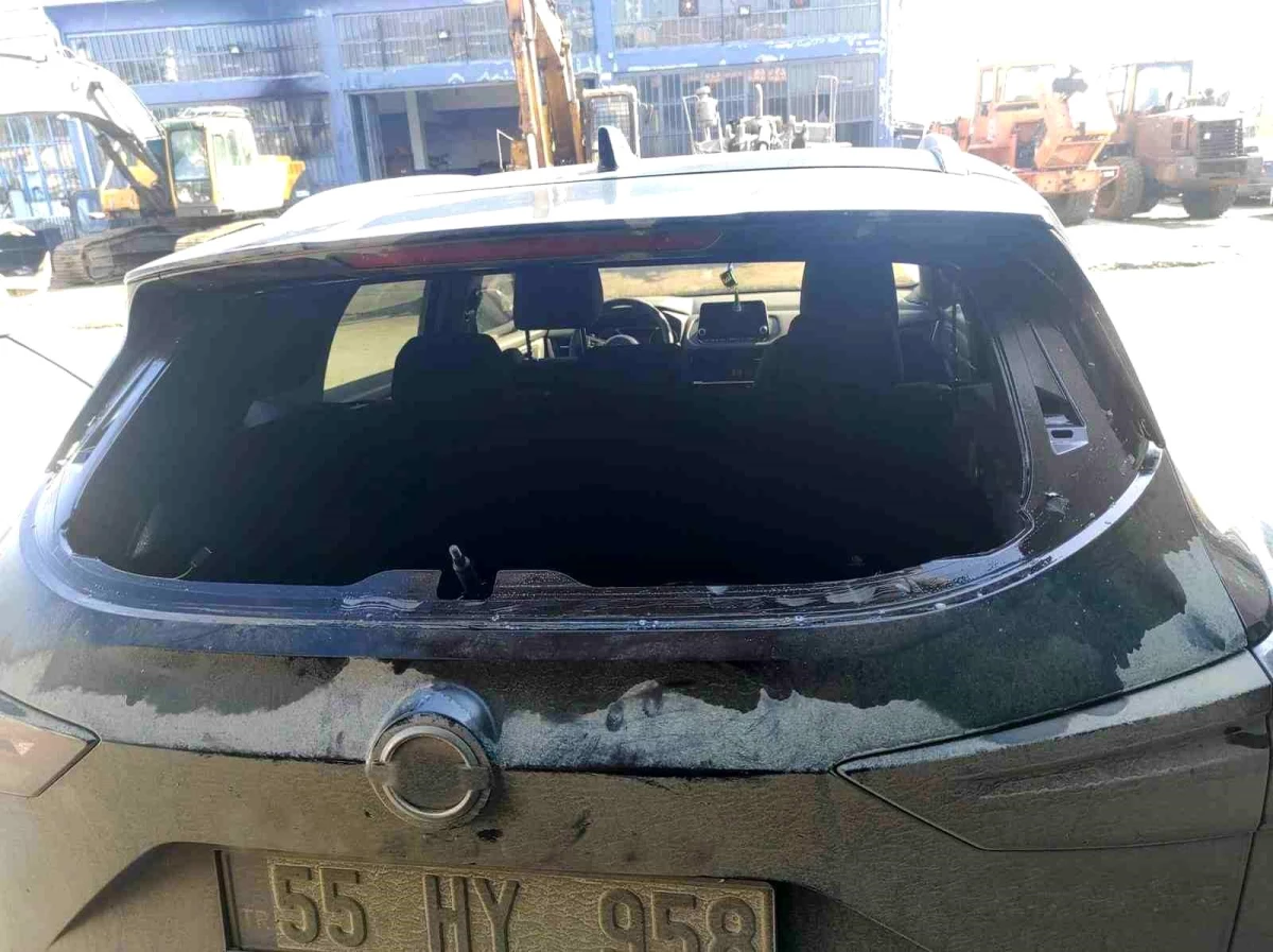 Tekkeköy Belediye Başkanı Hasan Togar\'ın aracı ve seçim pankartına saldırı