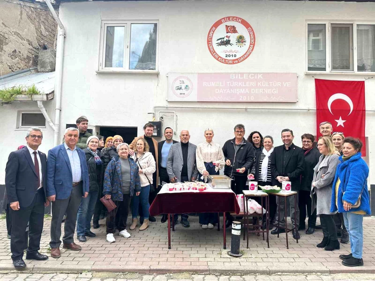 Bilecik Rumeli Türkleri Kültür ve Dayanışma Derneği Berat Kandili\'nde Helva Dağıttı