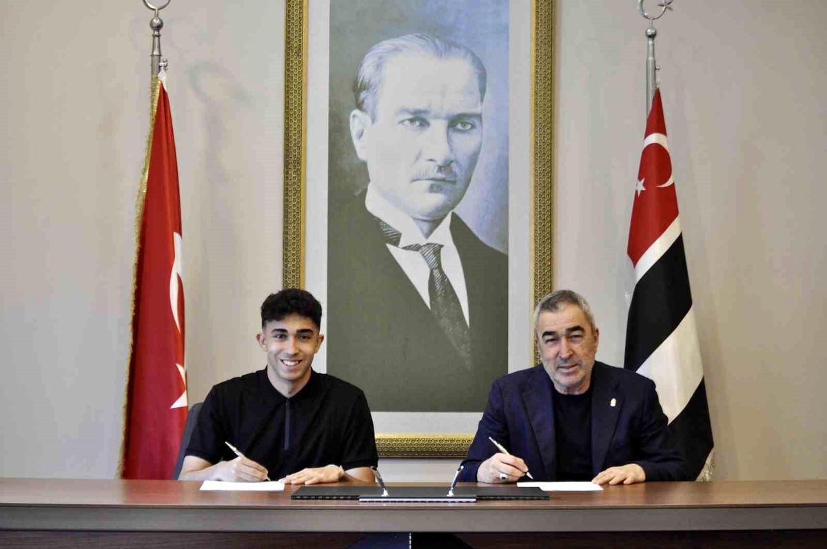 Beşiktaş, genç futbolcusu Arda Berk Özüarap ile profesyonel sözleşme imzaladı