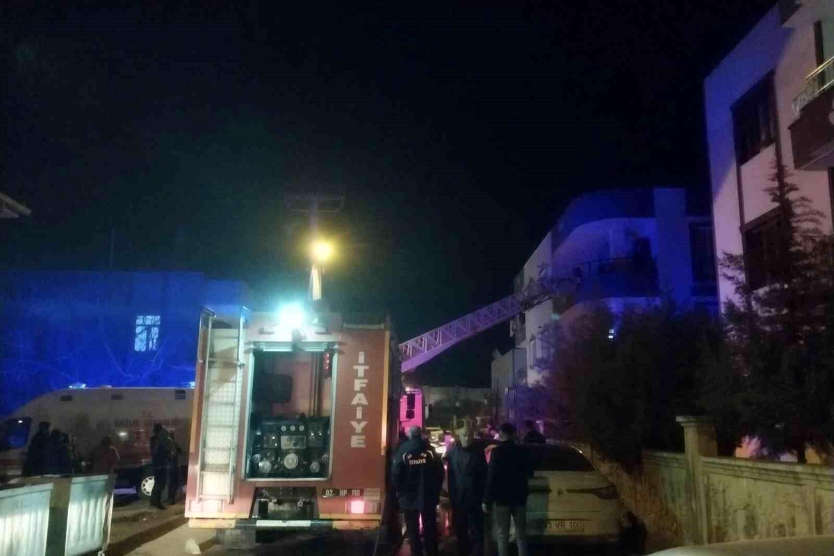 Adıyaman\'da Yangında 4 Kişi Dumandan Zehirlendi