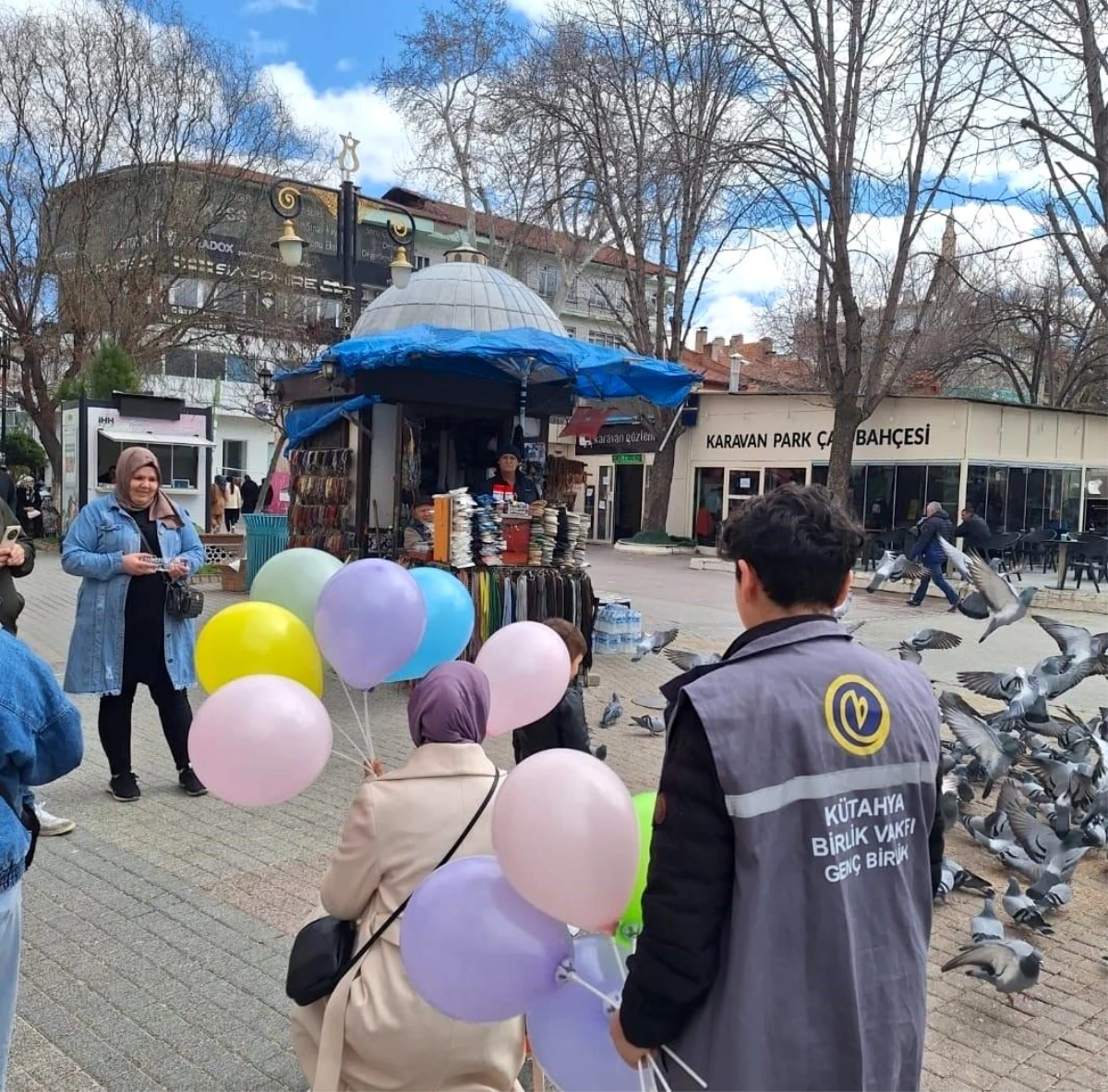 Kütahya\'da Birlik Vakfı Üyeleri Berat Kandili\'nde Çocuklara Balon Dağıttı