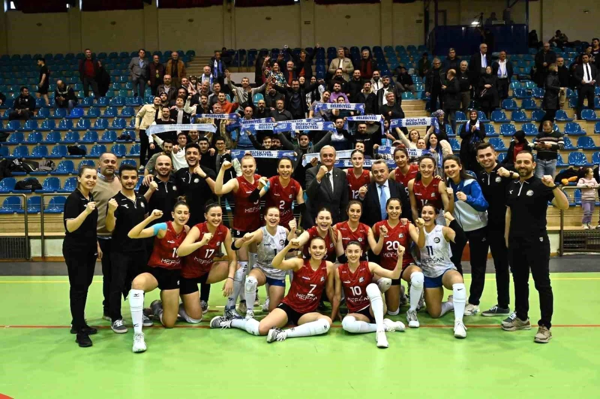 Bozüyük Belediyesi Voleybol Takımı Yarı Finallerde İlk Maçını Kazandı