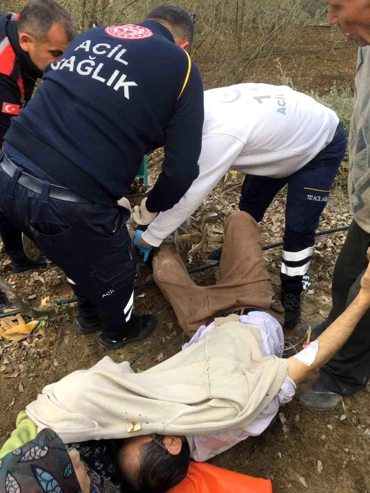 Bucak\'ta Bahçe Çapalarken Kaza: Adam İtfaiye Tarafından Kurtarıldı