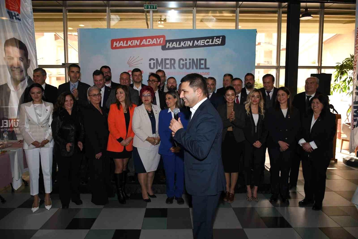 Kuşadası Belediye Başkanı Ömer Günel, CHP\'nin belediye meclis üyesi adaylarını tanıttı