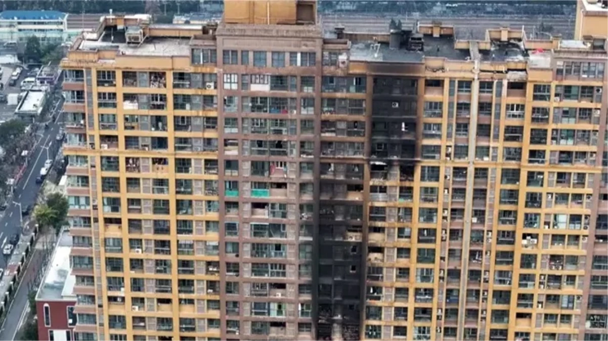 Çin\'in Nanjing kentindeki gökdelende çıkan yangında 15 kişi hayatını kaybetti