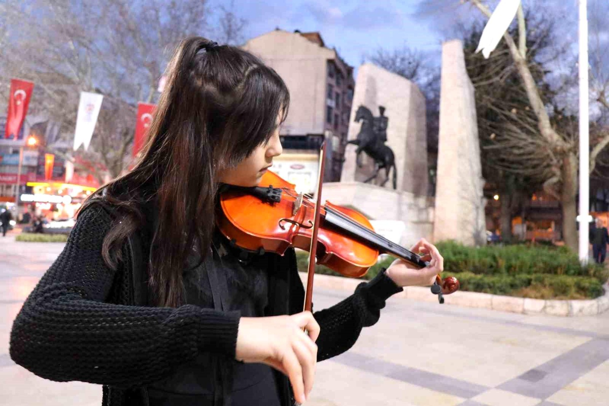Cumhurbaşkanı Erdoğan, Denizli\'de Keman Çalan Öğrenciye Eşlik Etti