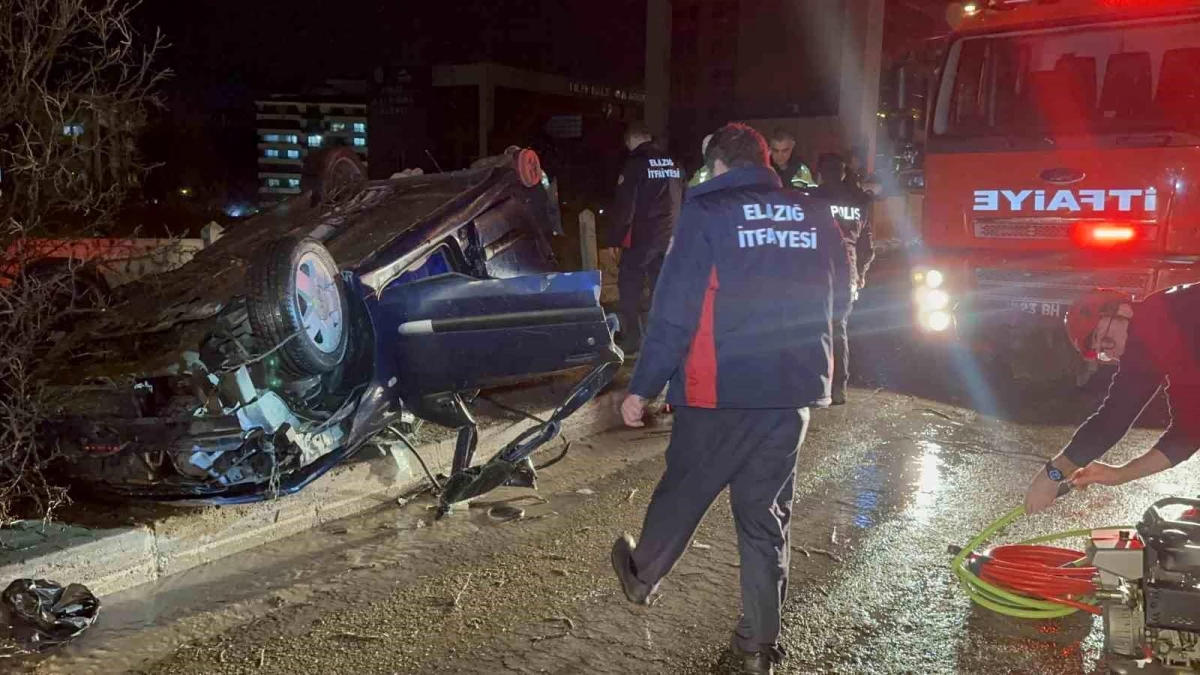 Elazığ\'da kaldırımdaki ağaçları deviren araçta sıkışan 2 kişiden biri hayatını kaybetti