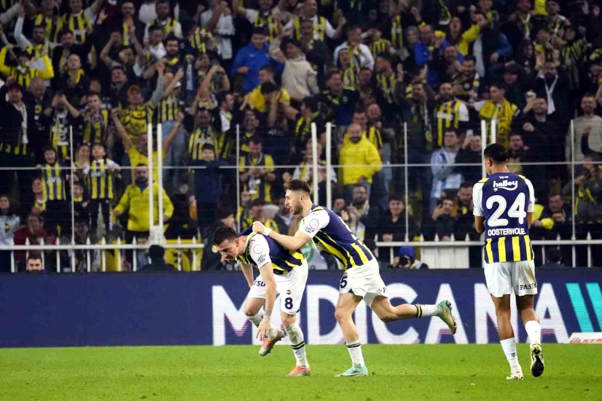 Fenerbahçe, Kasımpaşa\'yı mağlup ederek yenilmezlik serisini 16 maça çıkardı