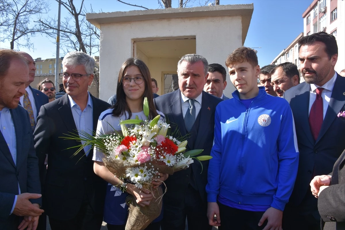 Gençlik ve Spor Bakanı Osman Aşkın Bak, Tekirdağ\'da Taşkınlar Samsun Gücü Spor Kulübünün açılışını yaptı