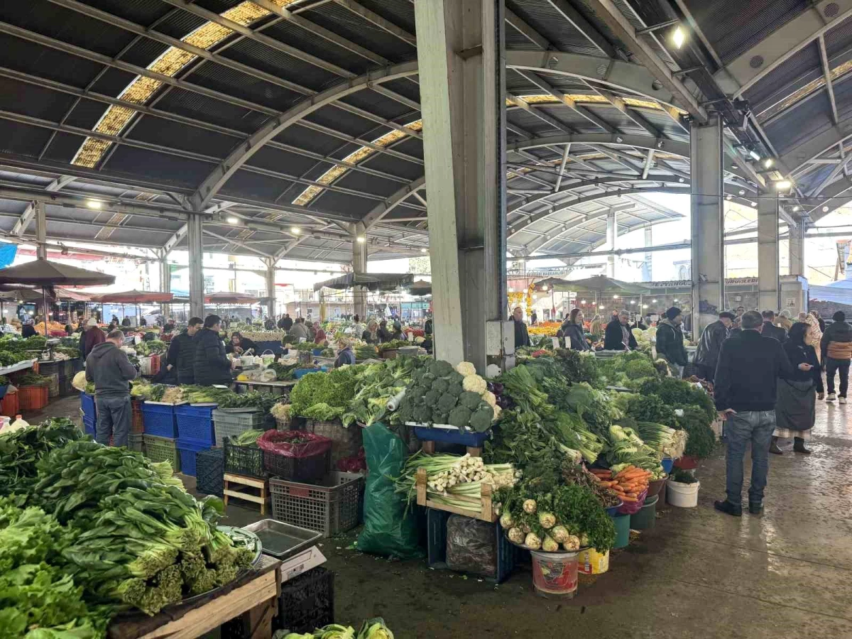 Zonguldak Halk Pazarında Fiyatlar Pahalı Olduğu İçin Vatandaşlar Sadece Etiketlere Bakıyor