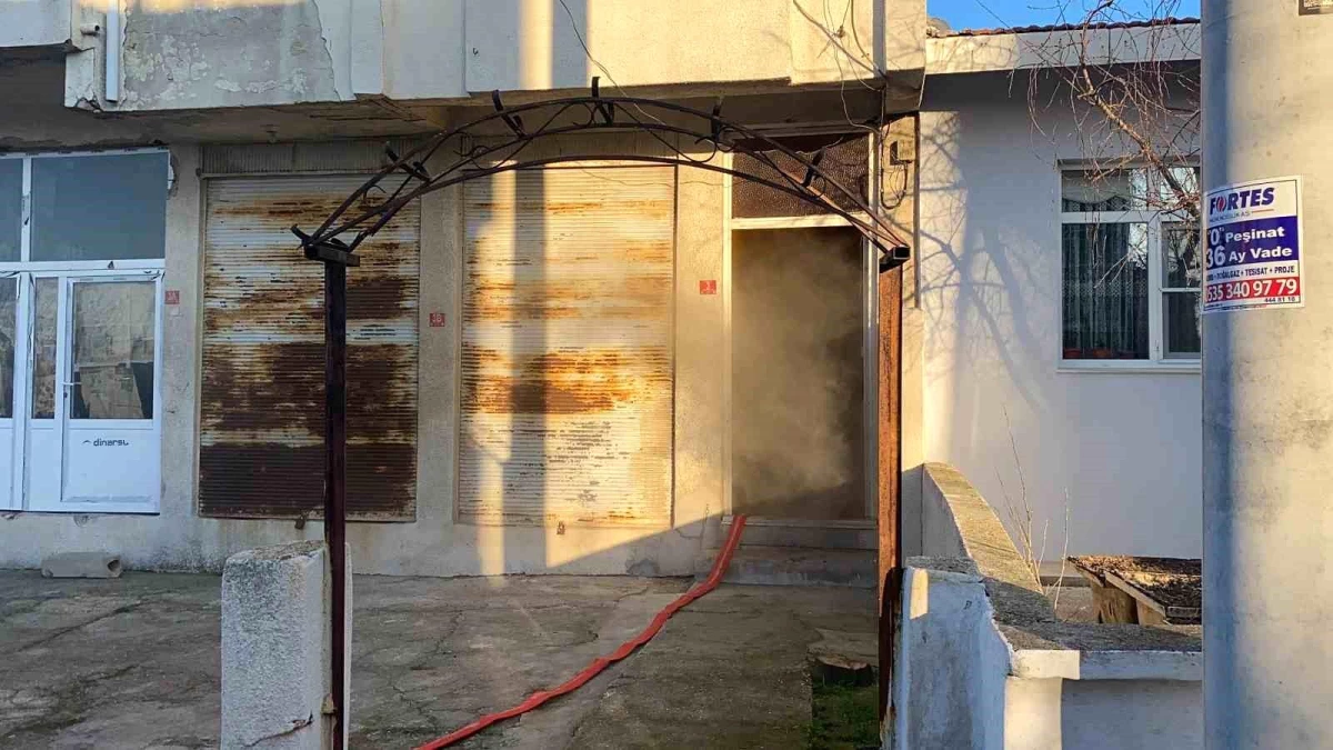 Edirne\'de üç katlı evde çıkan yangın itfaiye ekipleri tarafından söndürüldü