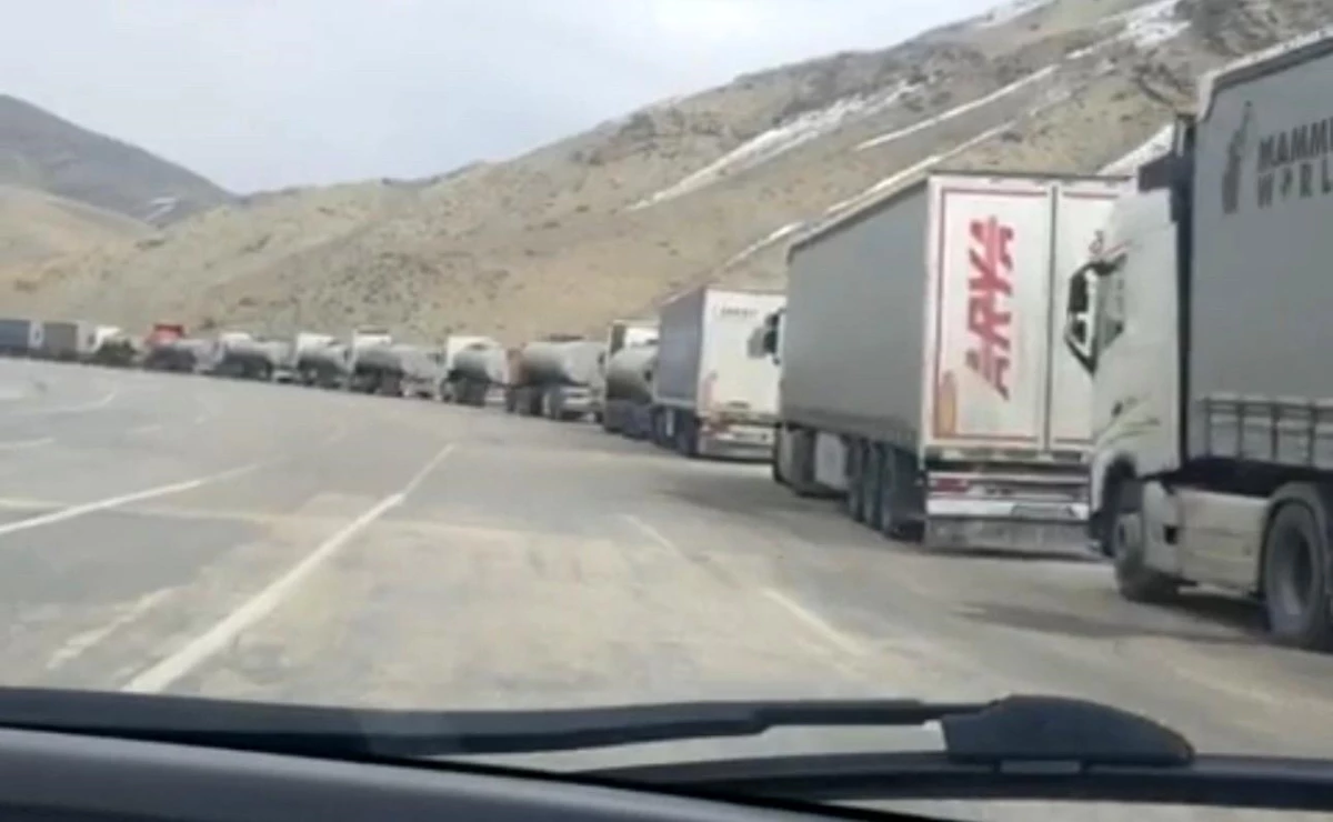 İran\'da yaşanan sistemsel sorun nedeniyle Esendere Gümrük Kapısı\'nda 15 kilometrelik tır kuyruğu oluştu
