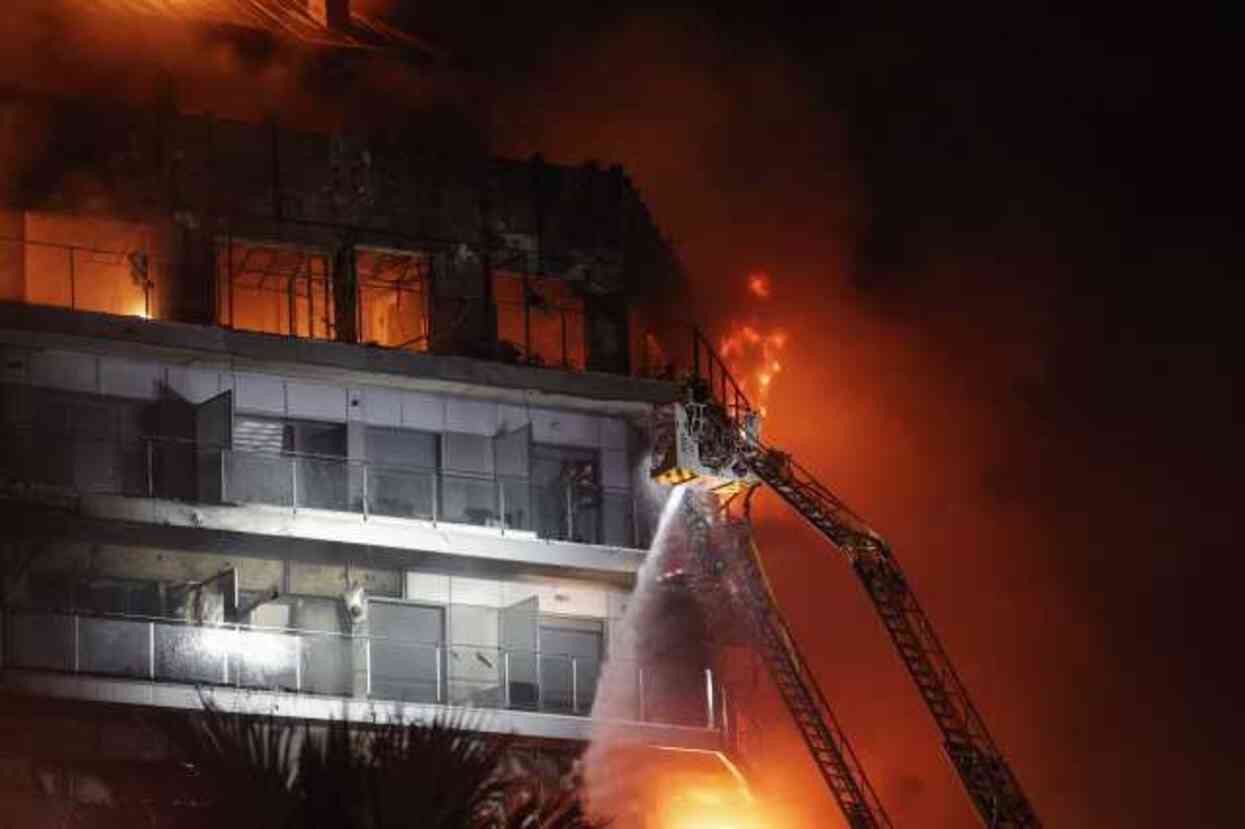 İspanya'da apartman yangınında can kaybı 10'a çıktı İspanya'da apartman yangınında can kaybı 10'a çıktı
