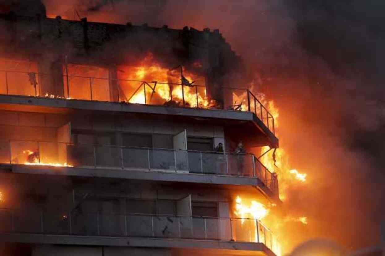 İspanya'da apartman yangınında can kaybı 10'a çıktı İspanya'da apartman yangınında can kaybı 10'a çıktı