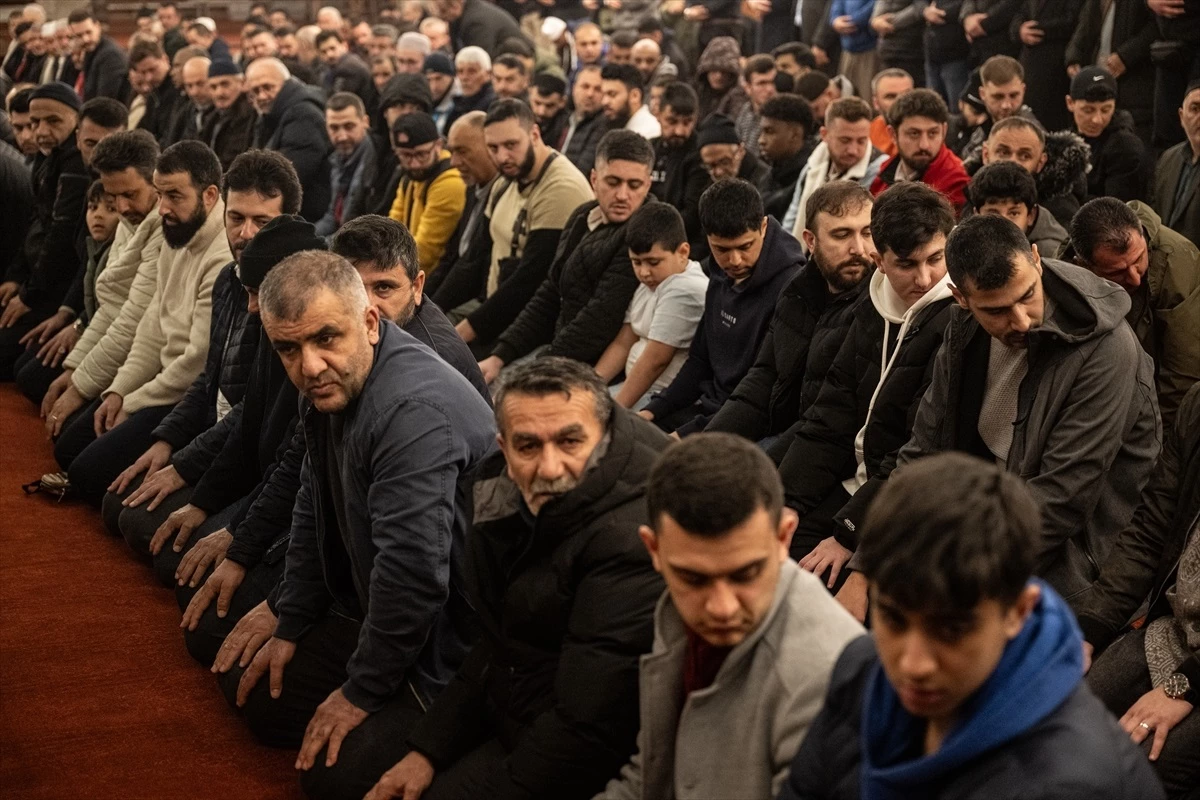 İstanbul\'da Berat Kandili dolayısıyla camilerde program düzenlendi