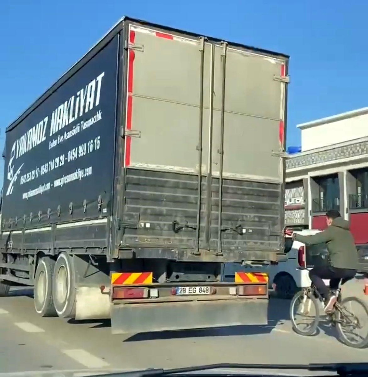 Bursa\'da Bisikletli Genç Kamyonun Kasasına Tutunarak Tehlikeli Yolculuk Yaptı