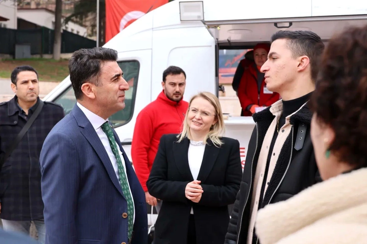 Bilecik Valisi Şefik Aygöl, Türk Kızılay\'ına kan bağışı desteğinde bulundu