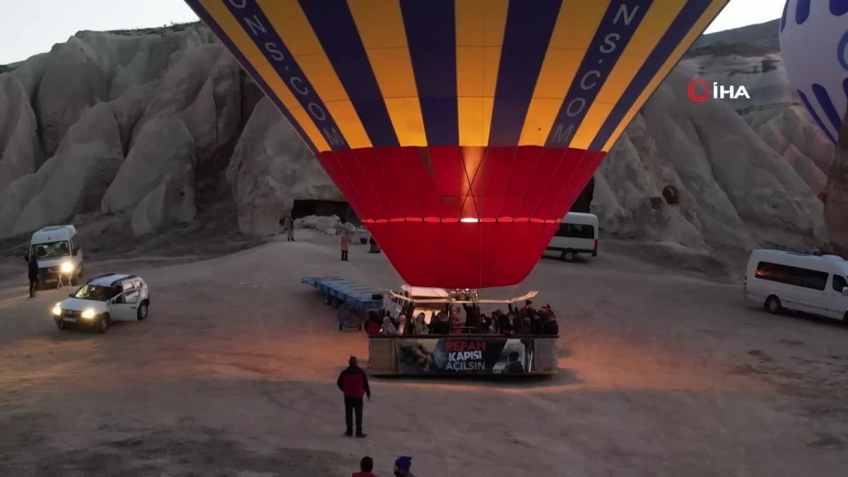 Kapadokya\'da balonlar \'Savaşa Hayır\' pankartları ile havalandı