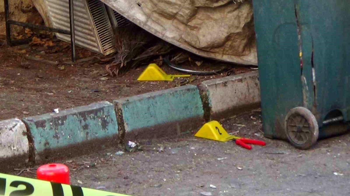 Şanlıurfa\'da Polis Karakolu Önünde Bıçaklı Kavga: 2 Yaralı, 5 Gözaltı