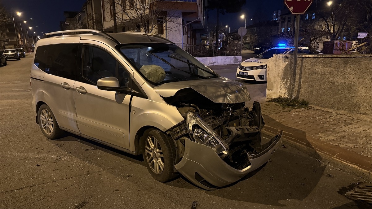 Kayseri\'de iki otomobilin çarpışması sonucu 7 kişi yaralandı