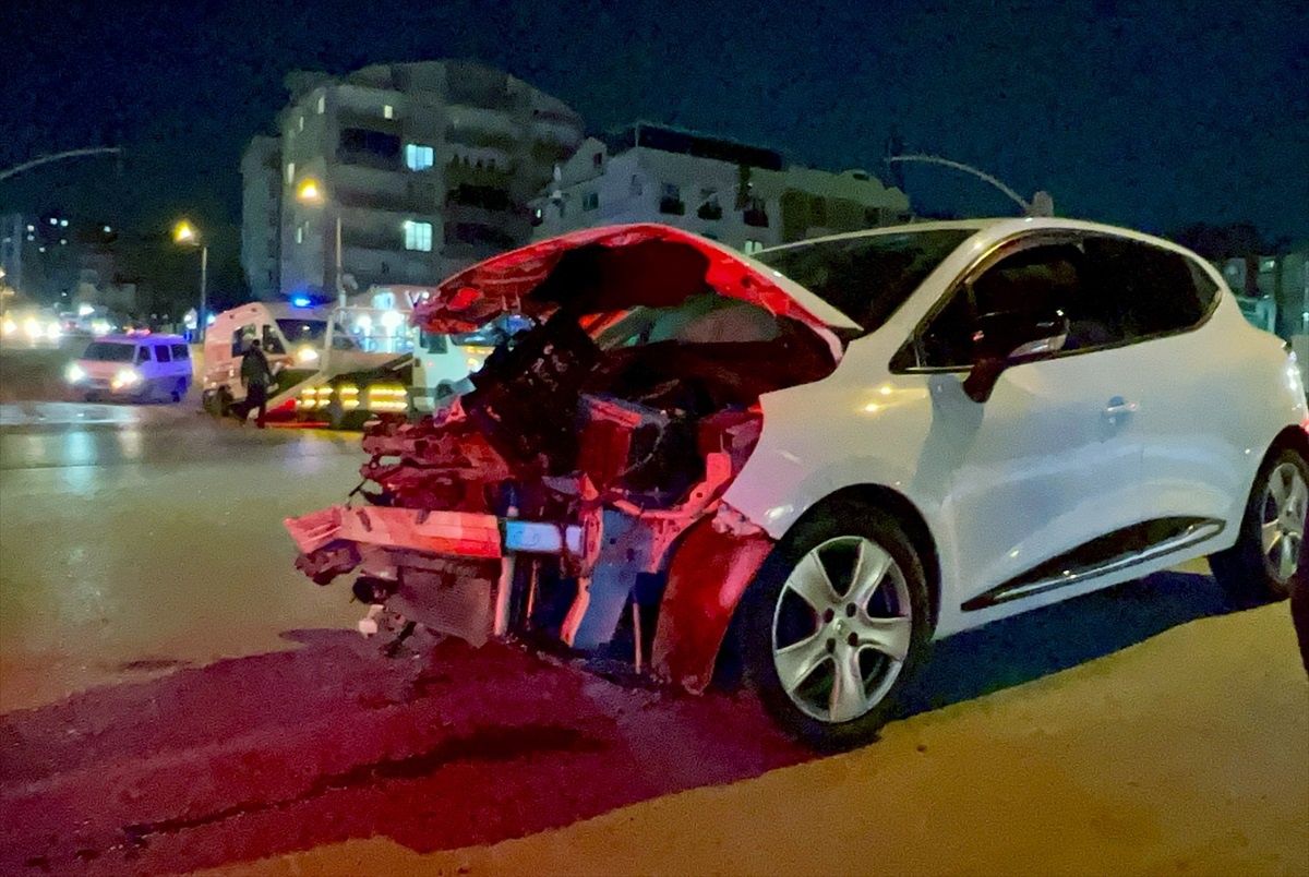 Gebze\'de Ambulansla Otomobil Çarpışması: 4 Yaralı