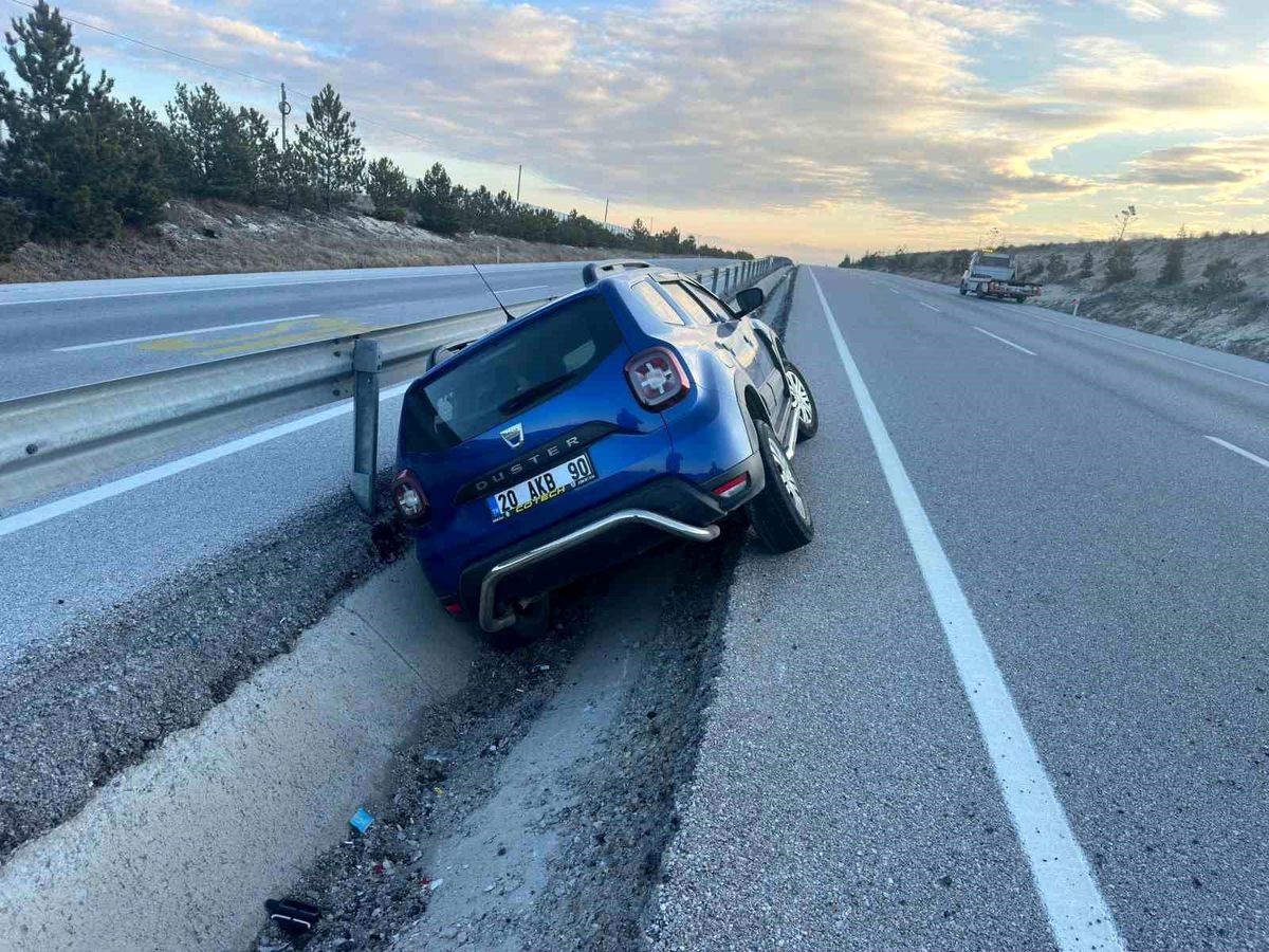 Afyonkarahisar\'da SUV aracı refüje çarptı, şans eseri ölen ya da yaralanan olmadı