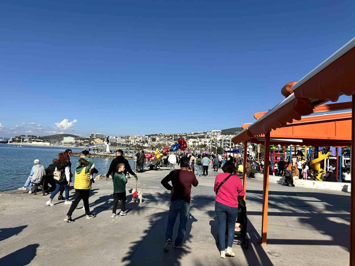 Kuşadası\'nda Şubat Ayında Sıcak Hava Dalgası