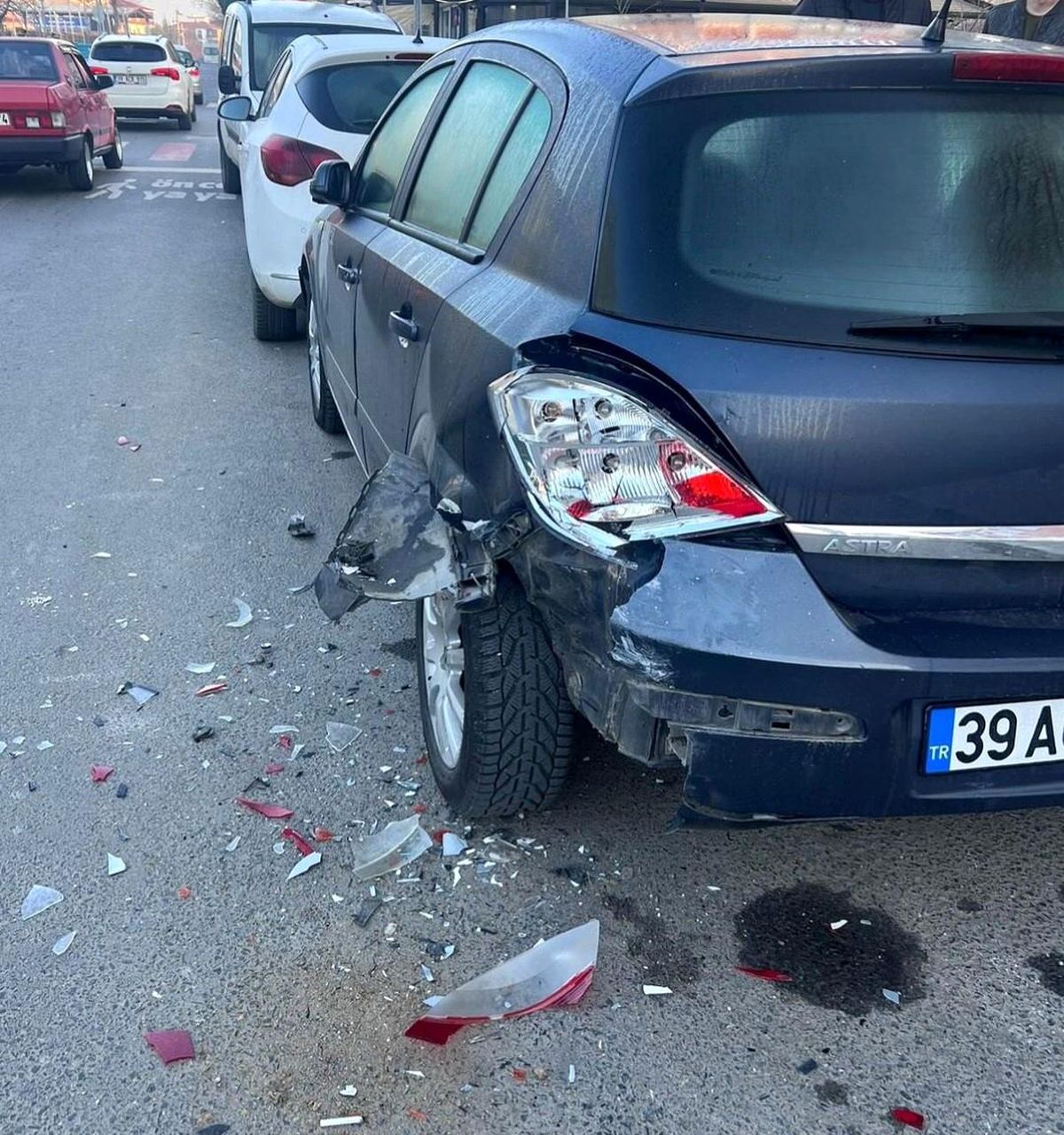 Lüleburgaz\'da park halindeki otomobile çarpan araç kaçtı