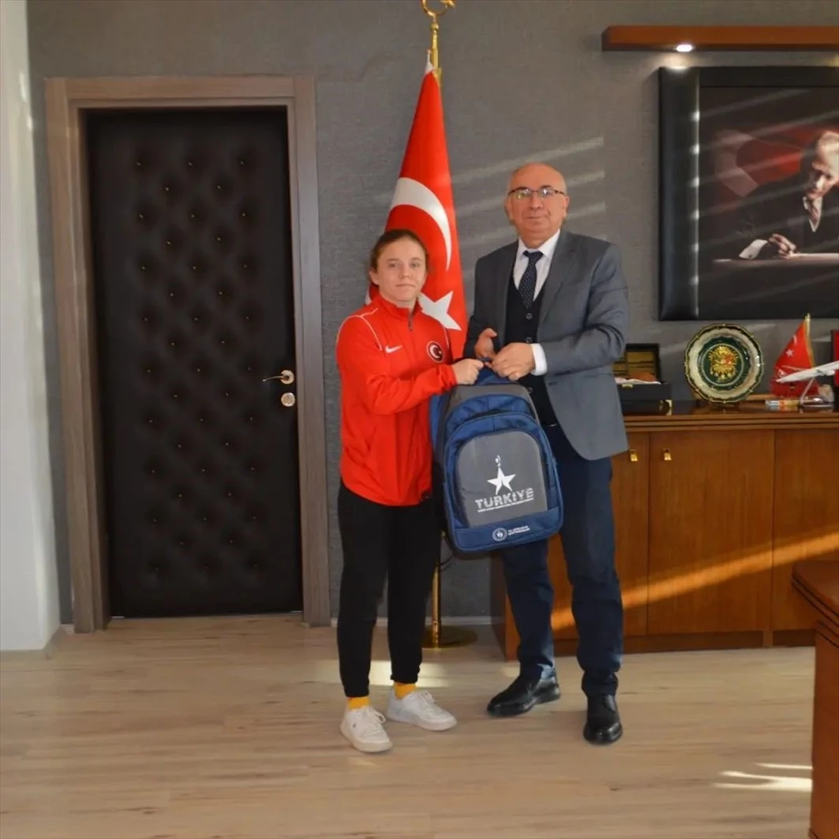 Lüleburgaz Kaymakamı, Türkiye Şampiyonası\'nda altın madalya kazanan sporcuyu kabul etti