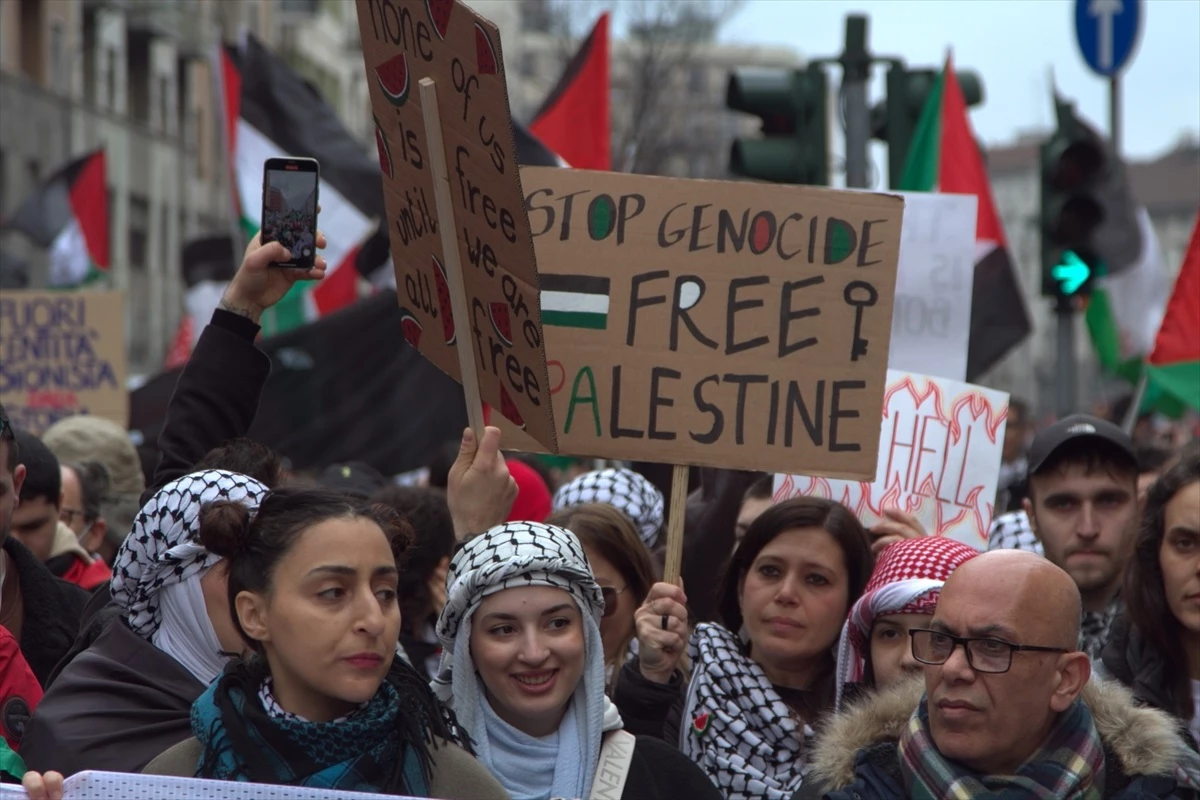 İtalya\'da Filistin\'e Destek Yürüyüşü: İsrail\'in Gazze\'ye Saldırıları Protesto Edildi