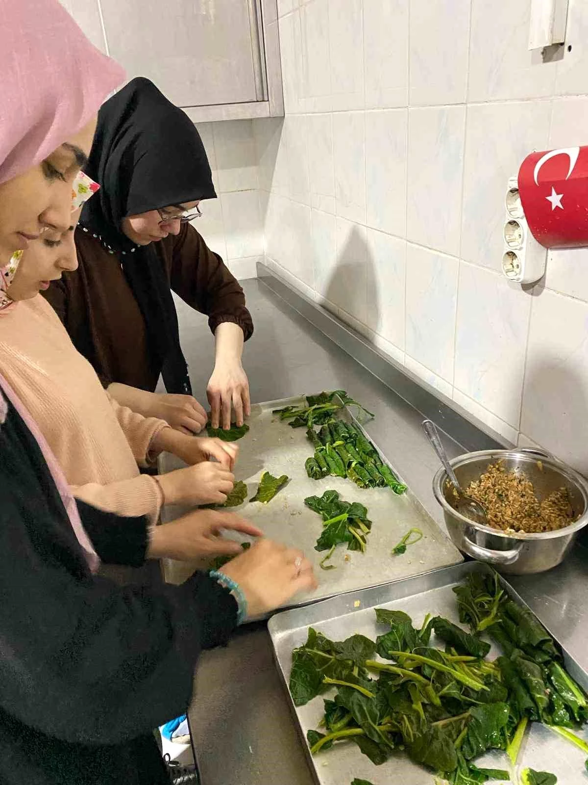 Düzce\'deki öğrenciler Ninemin Tarifleri Atölyesinde yöresel yemekler öğrendi
