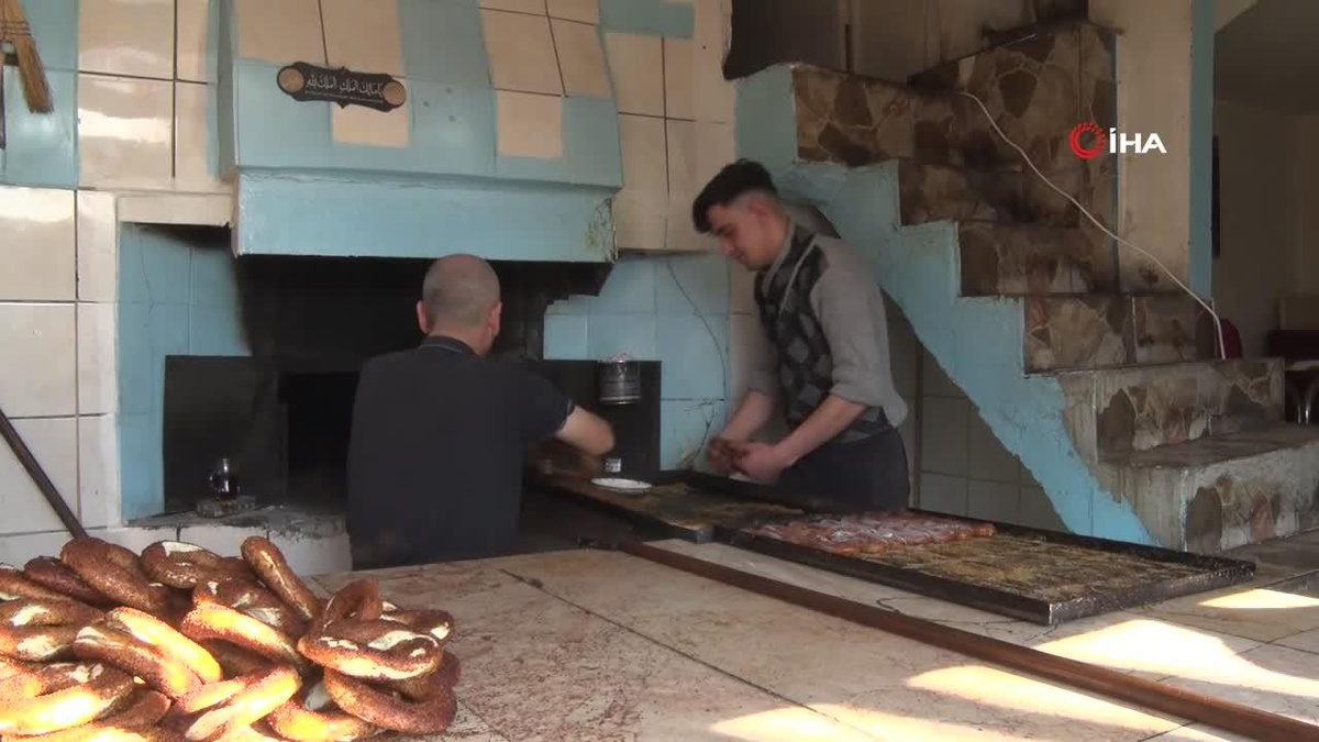 Osmanlı\'da ekmek yapılan tarihi fırında 100 yıldır Ankara simidi üretiliyor