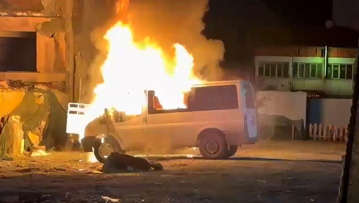 Malatya\'da gece saatlerinde alevlere teslim olan bir araç tamamen kullanılamaz hale geldi