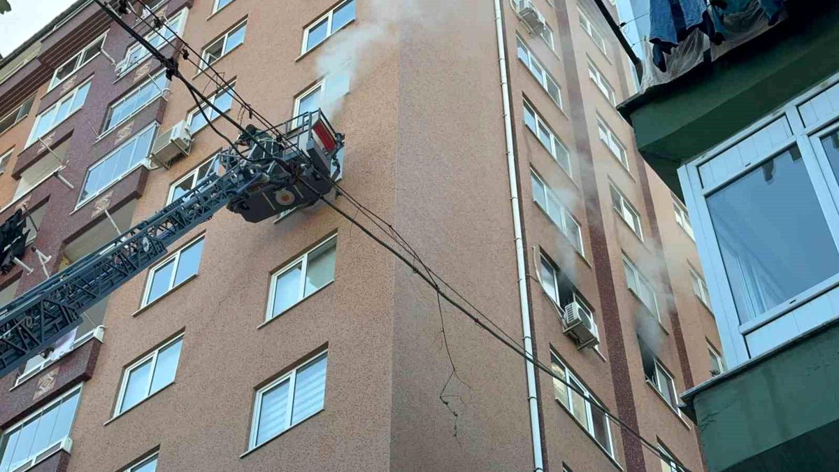 Samsun\'da 8 katlı apartmanda çıkan yangında 3 kişi dumandan etkilendi