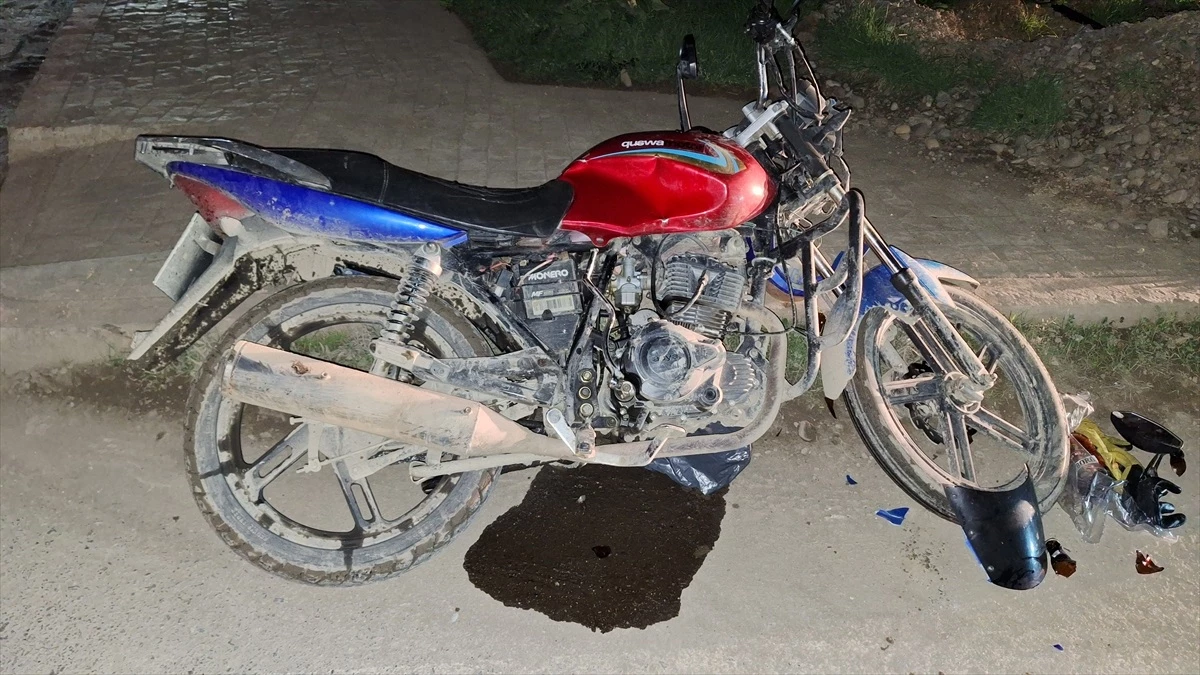 Samsun\'da motosiklet tıra çarptı, sürücü yaralandı