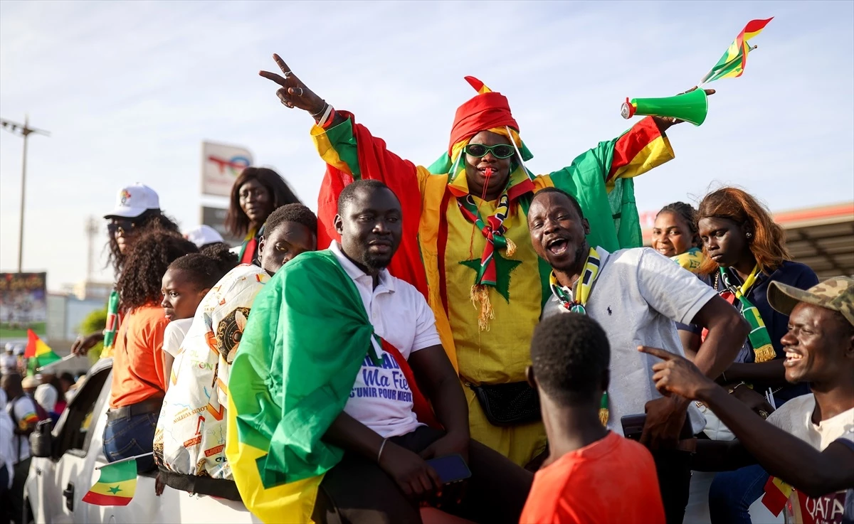 Senegal\'de Cumhurbaşkanı Sall\'i destekleyenler sokaklara çıktı