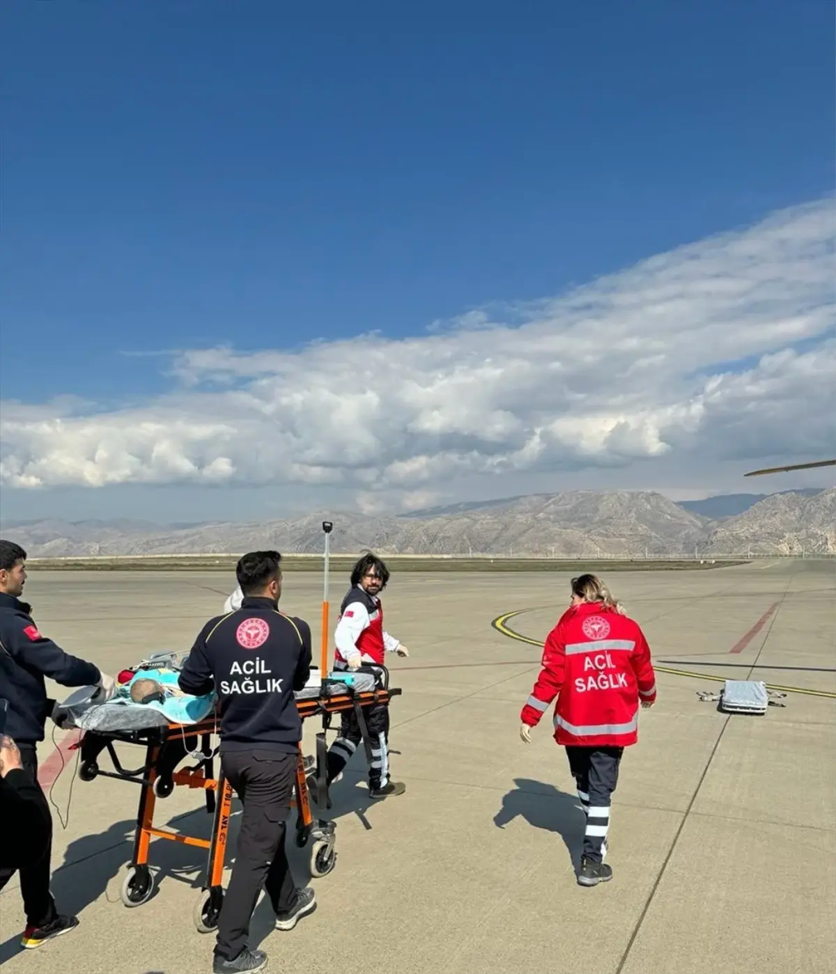 Şırnak\'ta hipertansiyon sorunu bulunan 1 yaşındaki bebek ambulans helikopterle Van\'a sevk edildi