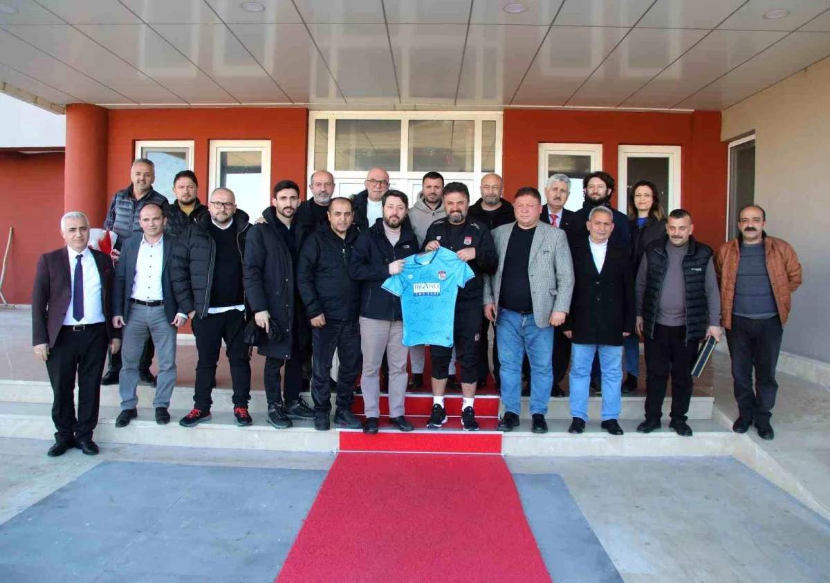 Sivasspor\'da Pendikspor maçı öncesi sürpriz doğum günü kutlaması